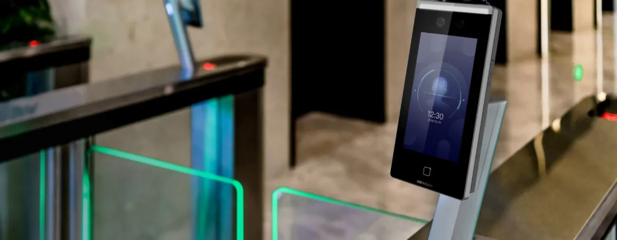 ​Control de acceso por reconocimiento facial al campus: diga adiós a las identificaciones perdidas y permita un acceso perfecto