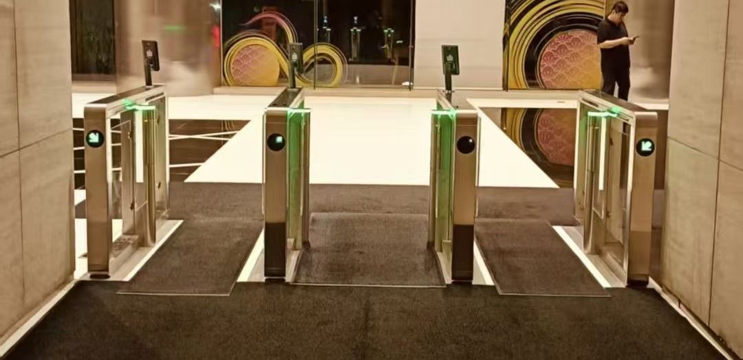 ​Solución de torniquete oscilante con reconocimiento facial ZOJE para edificios de oficinas